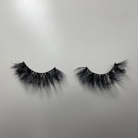 Girl Boss Mink Reusable False Eyelashes - Picture 3 of 4